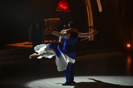 Ahogy a valóságban, úgy a táncparketten is bármikor örömmel omlik Máté karjaiba az énekesnő.