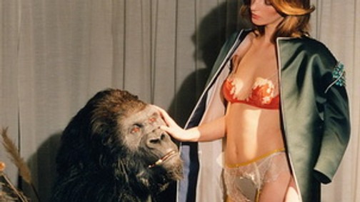 Gorillának vetkőző nő, kikötözés, óriás babák - ha horror a divat