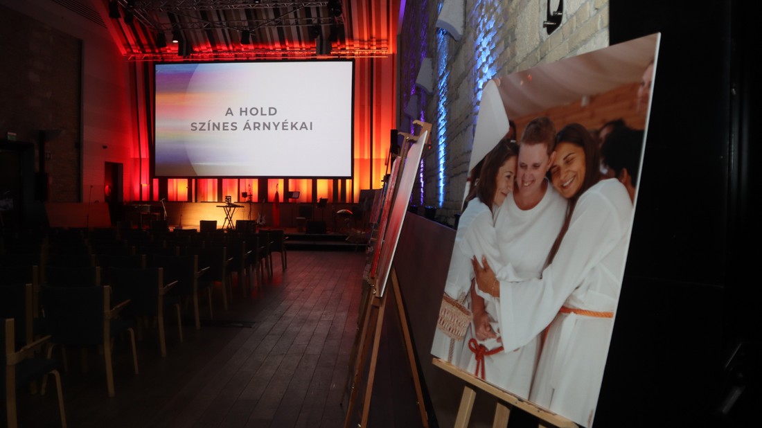 A Hold színes árnyékai című különleges pop-up kiállítás az értelmi fogyatékossággal élő nők világába enged betekintést