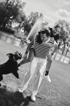 Molnár Nini & Fucsovics Márton: napról napra mélyülnek az egymást iránt táplált érzelmeik  – Nini: Pulóver és szoknya SPORTY & RICH – net-a-porter.com, Zokni NINI, Cipő MIU MIU Marci: Kötött mellény és nadrág TOMMY HILFIGER, Cipő NIKE Airforce – RDrop Sneaker Store