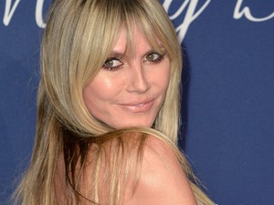 Heidi Klum gigantikus hálóingben érkezett az amfAr vörös szőnyegére