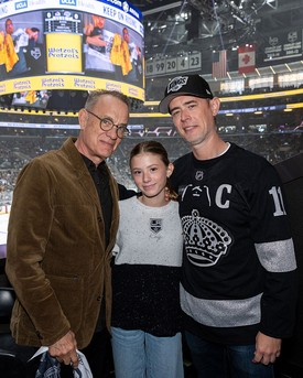 Tom Hanks és fia, Colin Hanks le sem tagadhatnák a köztük lévő hasonlóságot. A páros kétszer szerepelt együtt a képernyőn - a Nyomul a banda és A tökéletlen trükk című filmekben.