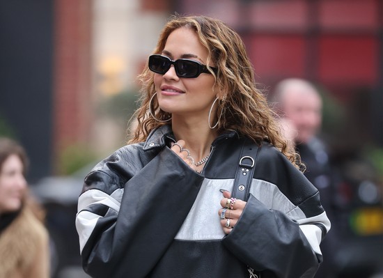 Rita Ora meztelen testét csupán fekete tollak fedik