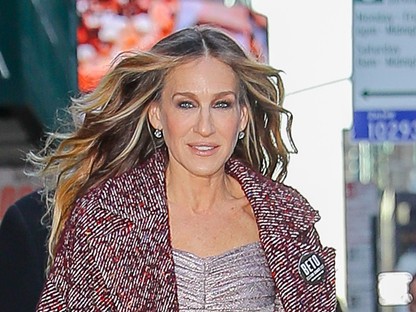 Sarah Jessica Parker maga Carrie Bradshaw ebben a szettben