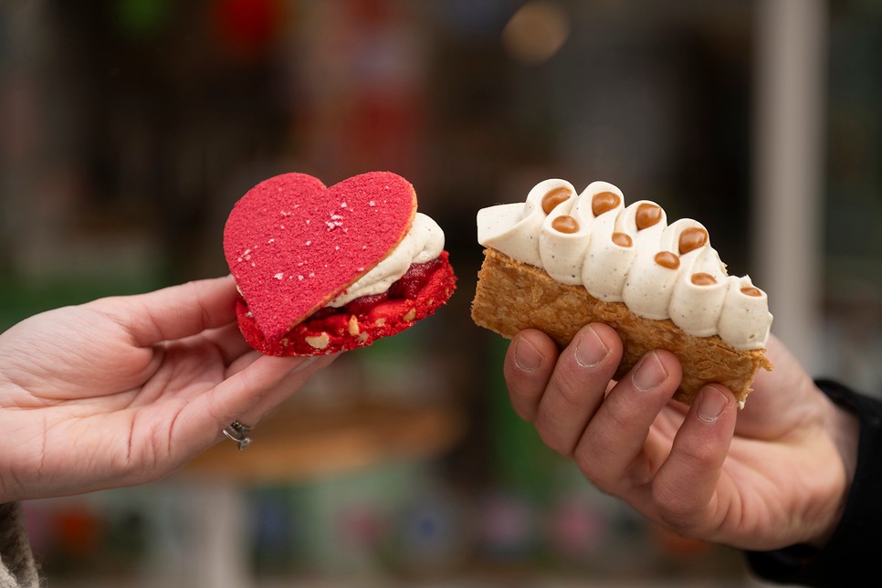 Valentin-napi desszertpáros a Chez Dodótól: a málnás Petit Cœur de Framboise és a karamellás-vaníliás mille-feuille