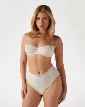 Melltartó és alsó GUESS 19 900 Ft, 11 900 Ft, GLAMOUR-napokon 14 992 Ft, 8992 Ft