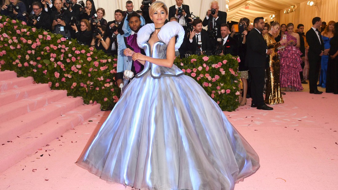 A 2019-es MET gála témája a Camp, azaz a furcsa, bizarr stílus értelmezése volt, amit Zendaya, egy Tommy Hilfiger által tervezett ruhában tökéletesen értelmezett