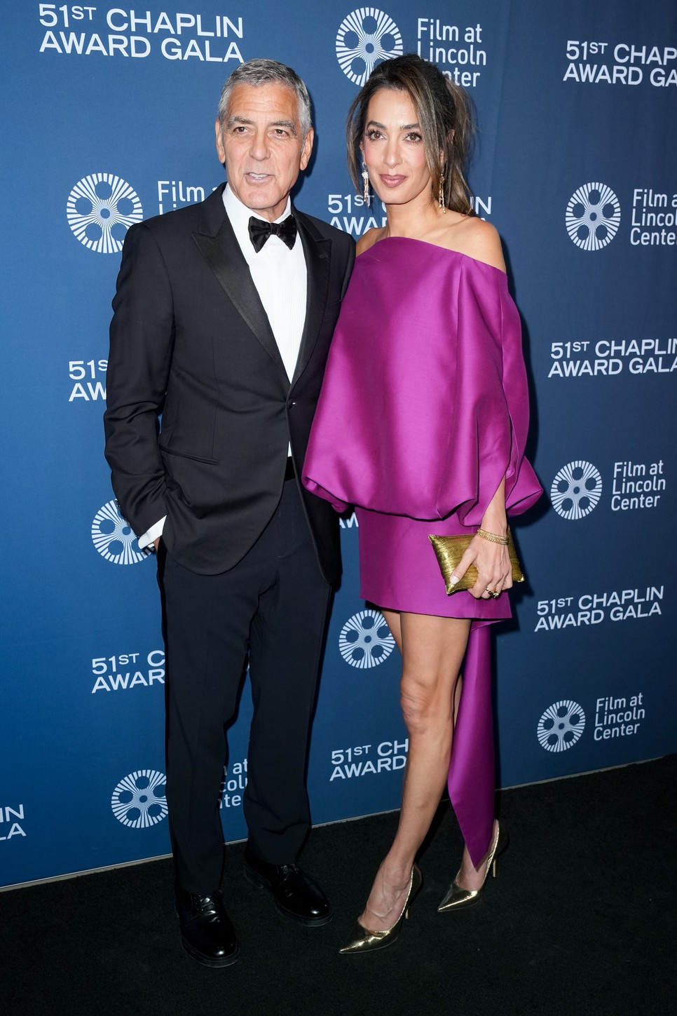 Amal Clooney istennőként pózolt Balenciaga miniruhájában, és természetesen George Clooney is elegáns öltönybe bújt