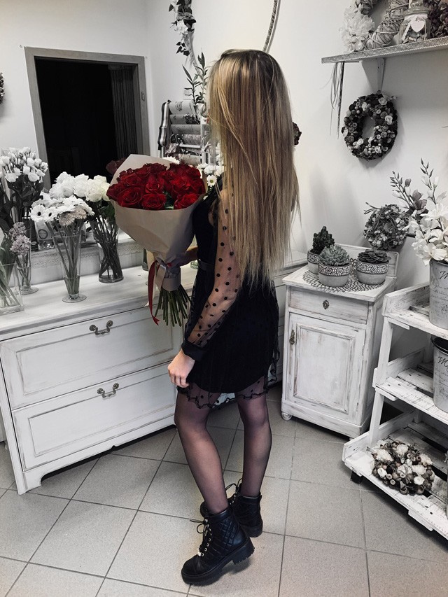 A Kuglófoslány ma tökéletes kis fekete ruhát viselt