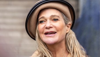 Delphine belga hercegnő pink miniruhában lopta el a show-t a királyi család elől, keményen kritizálják az öltözködése miatt