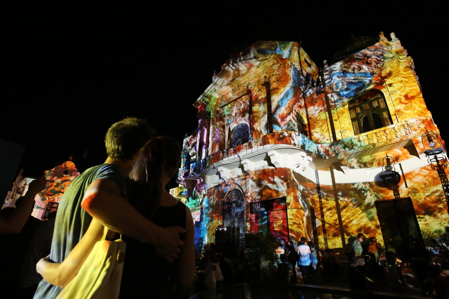 Kicsik és nagyok együtt ámulnak – interaktív fényinstalláció a Király utcán