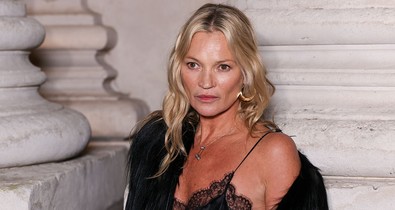 Az 52 éves Kate Moss bevállalta a meztelenruhát, és nem is viselhetné ennél stílusosabban