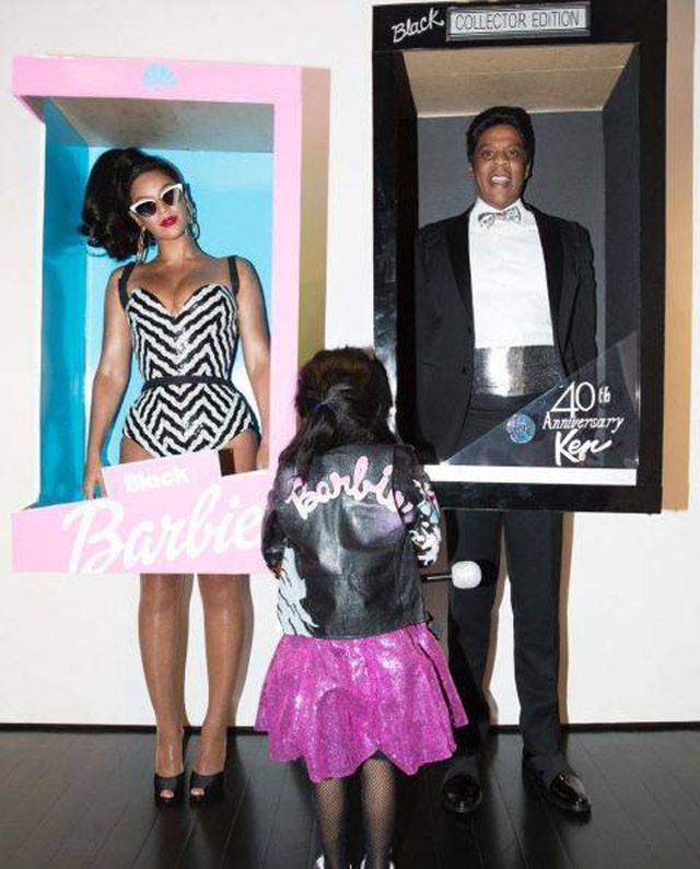 Beyoncé Barbie-ként és Jay Z Kenként, dobozban, akiket Blue Ivy bámul maga a tökély.