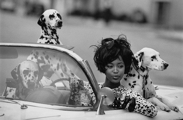 Filmes látásmód, mintha csak egy hollywoodi mozi egy kockája lenne a Naomi Campbell szereplésével készült Seeing Spots című divatanyag a Vogue magazinnak