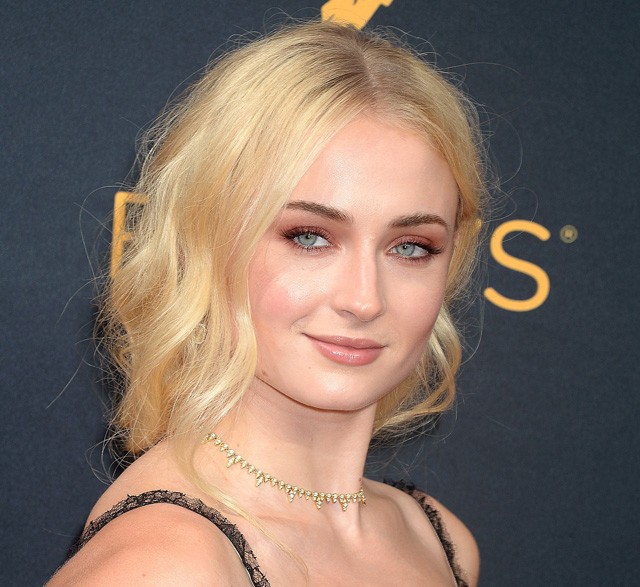 sophie turner, valentino, emmy, gála, vörös szőnyeg, frizura, romantikus, emmy gála, trónok harca