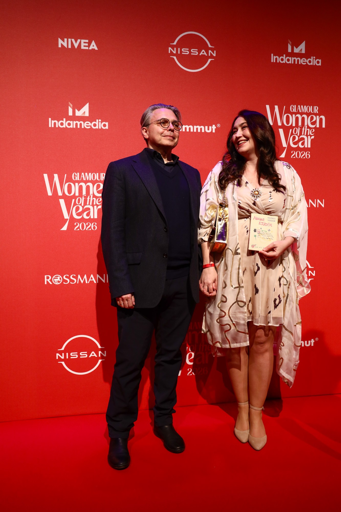 Dragomán György és Szabó T. Anna kézen fogva vonultak végig a gála vörös szőnyegén, mielőtt Anna elnyerte Az év írónőjének járó díjat.