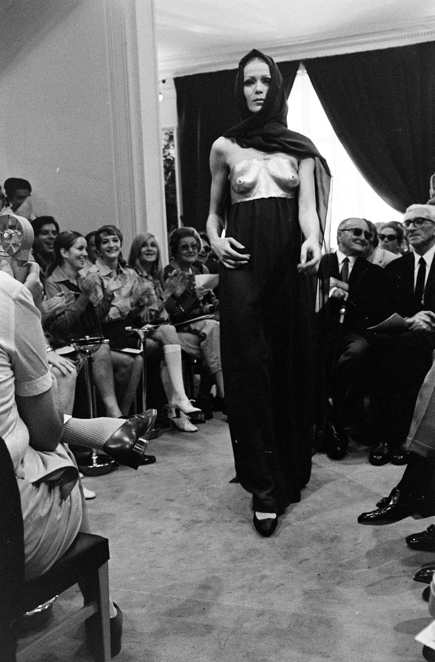 Az újraalkotást Yves Saint Laurent 1969-es őszi haute couture kollekciója ihlette, amelyben a tervező a francia szobrásszal, Claude Lalanne-nal együttműködve alkotta meg az eredeti megjelenést.