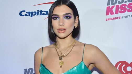 Fúj, Dua Lipa hogy tudta felvenni ezt a combcsizmát???