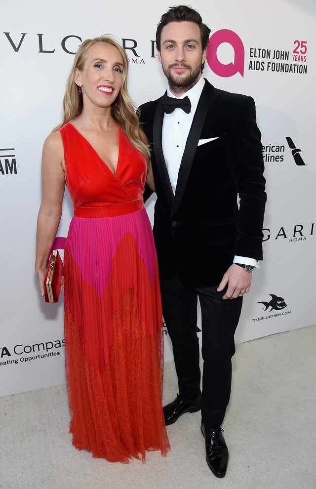 Aaron Taylor-Johnson és Sam Taylor-Johnson (korkülönbség 23 év): A Bosszúállók 2 sztárja és rendezőnő felesége kétség kívül vezetik a listát, hiszen a sármos színész mindössze 19 évesen megismerte az akkor 42 éves Samet, és azóta elválaszthatatlanok. A rajongók felkapták a fejüket a kapcsolatra, de a kétségek mára eloszlottak: bárhol jelennek meg együtt, nem kérdés, hogy imádják egymást. Nem mellesleg két gyönyörű kislányuk is van, Wylda Rae és Romy Hero.