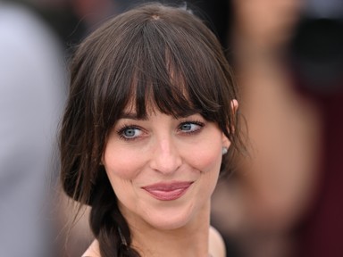 Dakota Johnson élete egyik legmerészebb fotózását vállalta be, először szinte rá sem ismertünk a színésznőre
