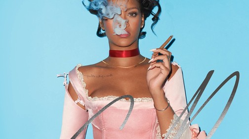 Rihanna szivarozik és a mellét fogdossa a divatmagazin címlapján