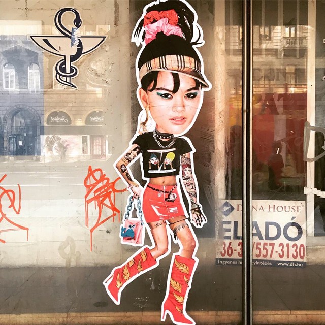 Találkoztál már Budapest utcáin a trendi, falra ragasztott babákkal? Most megtudhatod, ki készíti őket