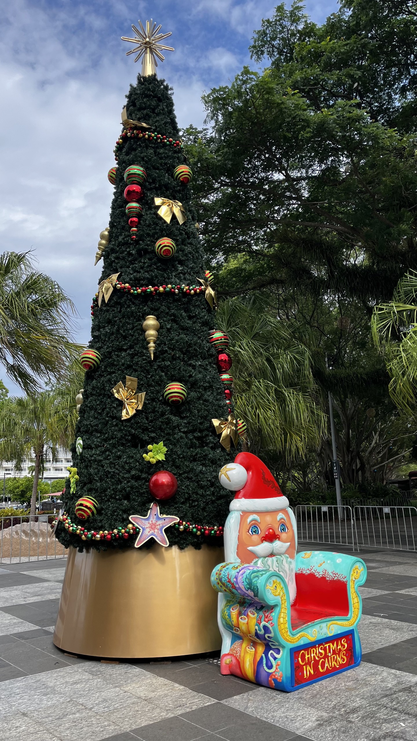 Cairns főterén sem maradhat ki a karácsonyi díszítés, még ha hó nincs is