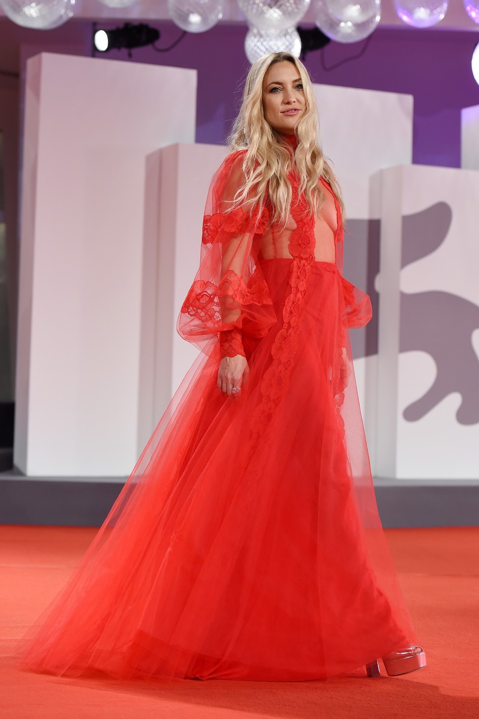 Kate Hudson kutyatánca és vörös ruhája volt a velencei filmfesztivál egyik fénypontja