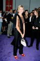 Az 1997-es MTV Movie Awards-on piros magassarkúban, fekete nadrágban, barna topban és egy, a vállára terített fekete pulcsiban hódított. 