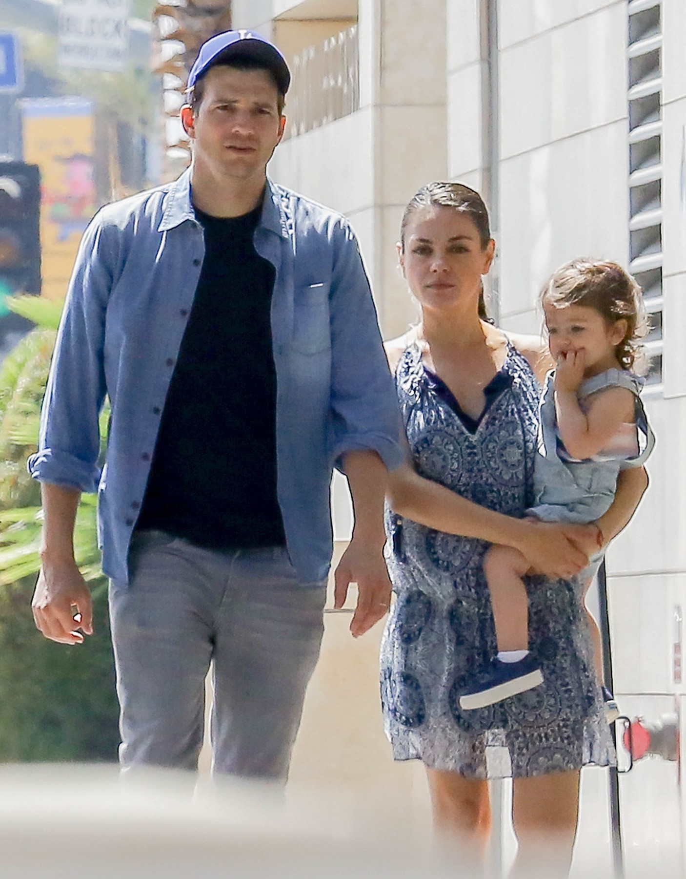 Kislányukkal, Isabelle-lel, miközben Mila Kunis várandós második gyermekükkel