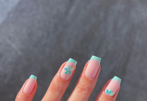 A hibiszkusz körmök visznek mindent augusztusban: varázslatosan szép az új manikűrtrend