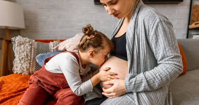 Természetes, ha a nagyobb testvér megkérdezi: vissza lehetne-e vinni a kicsit a kórházba - Pszichológussal beszélgettünk, hogy lehet jól felkészülni az új családtag érkezésére