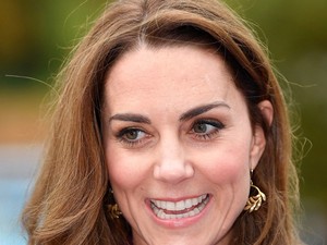 Kate Middleton lila Oscar de la Renta ruhában látogatta meg a gyerekhospice-t