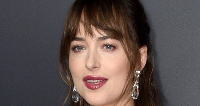 Dakota Johnson fekete pöttyös ruhája a gardróbunk kötelező eleme lesz