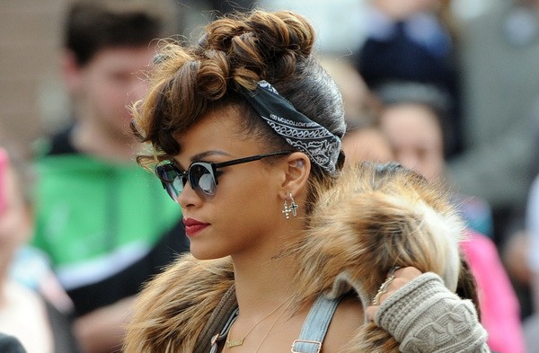 Októberre már visszabarnult, néhány melírcsíkkal dobta fel a haját, és 2011 őszén a fejkendő volt az egyik kedvenc kiegészítője.