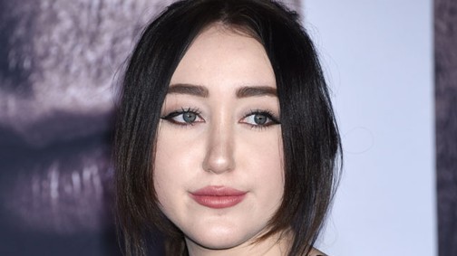 Miley Cyrus 17 éves húga hajmeresztő szerelésben a premieren