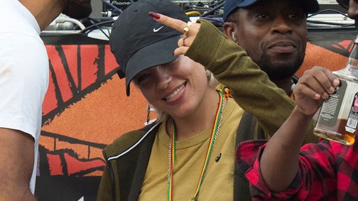 Totálisan kiütötte magát Lily Allen, úgy vitték, mint egy krumplis zsákot