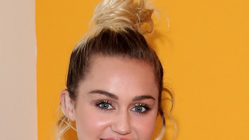 Ez olyan romantikus! Miley Cyrus jegygyűrűben az új dalának borítóján