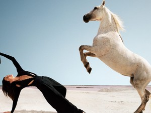 Kendall Jenner meztelenül üli meg a lovat Stella McCartney új kampányában