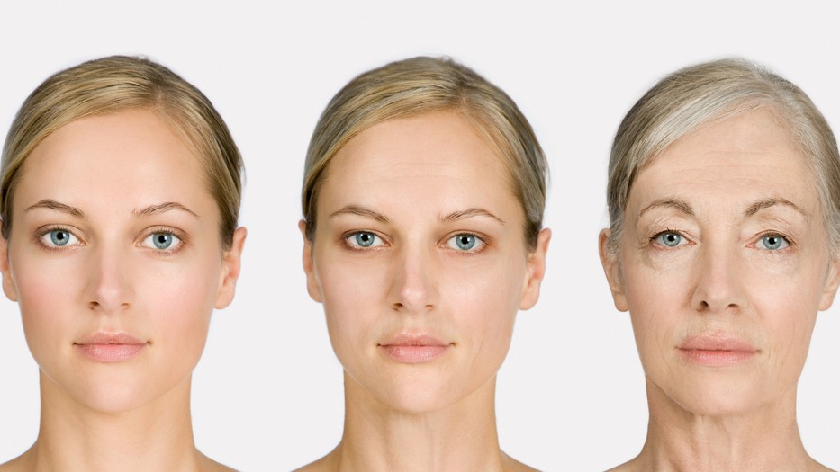 A bőr öregedése természetes folyamat. Légy elfogadó önmagaddal szemben és örülj, hogy hosszan élhetsz, és persze légy fegyelmezett, hogy minél jobban tartsa magát az arcod is!