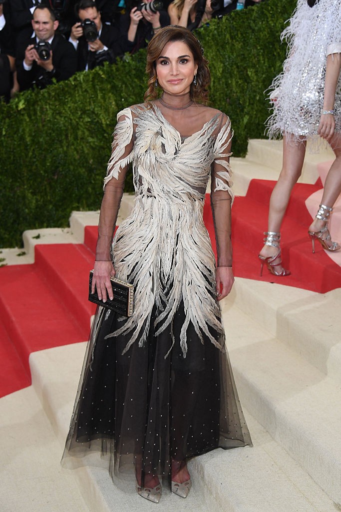 A 2016-os Met-gálára egy káprázatosan szép, finoman áttetsző Valentino ruhában érkezett, amiben nem lehetett nem rá figyelni. 