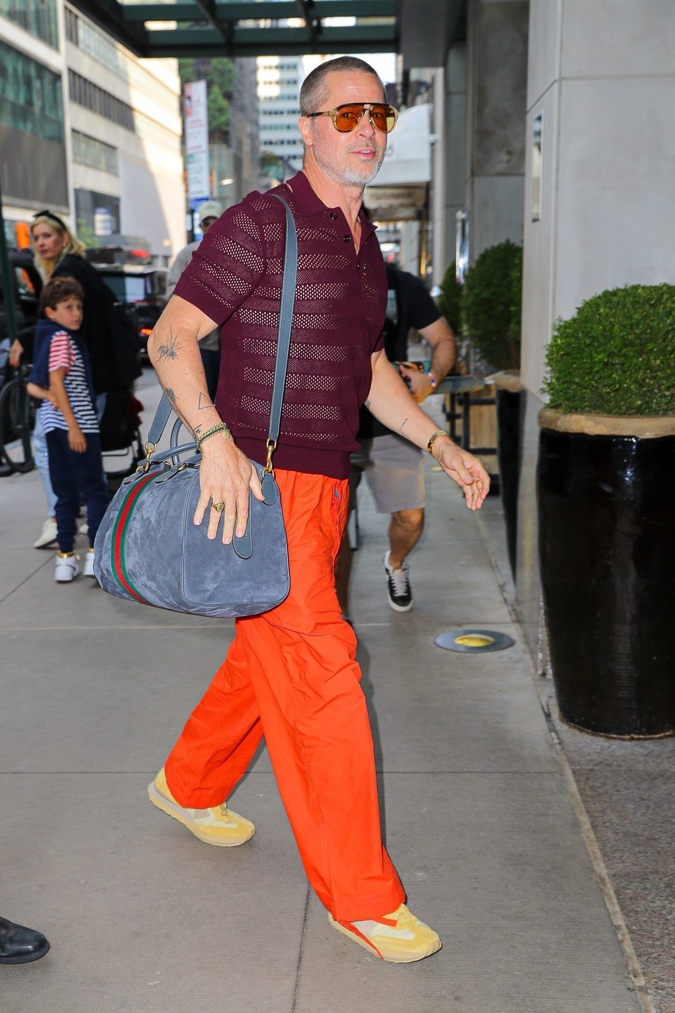 Brad Pitt meztelenfelsőben lépett ki az utcára