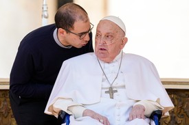 A vasárnapi mise után meglepetésszerűen jelent meg Ferenc pápa / Fotó: MTI/AP