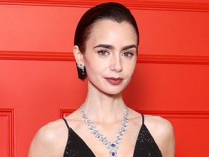 Lily Collins köldökig kivágott ruhájából egyszerre árad a meztelenség és az elegancia