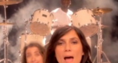 Emmanuelle Alt még nem vetkőzik, de már énekel!