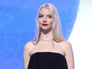 Anya Taylor-Joy ruhájából ordít a meztelenség, elképesztően merész szettet vállalt be a vörös szőnyegen