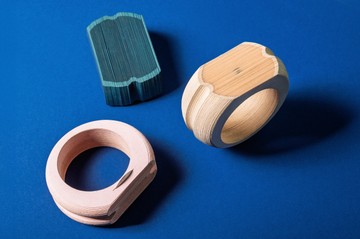 Fazekas Veronika ékszerei a MOME popup kiállításán láthatóak a Ragyogj! kiállításon belül