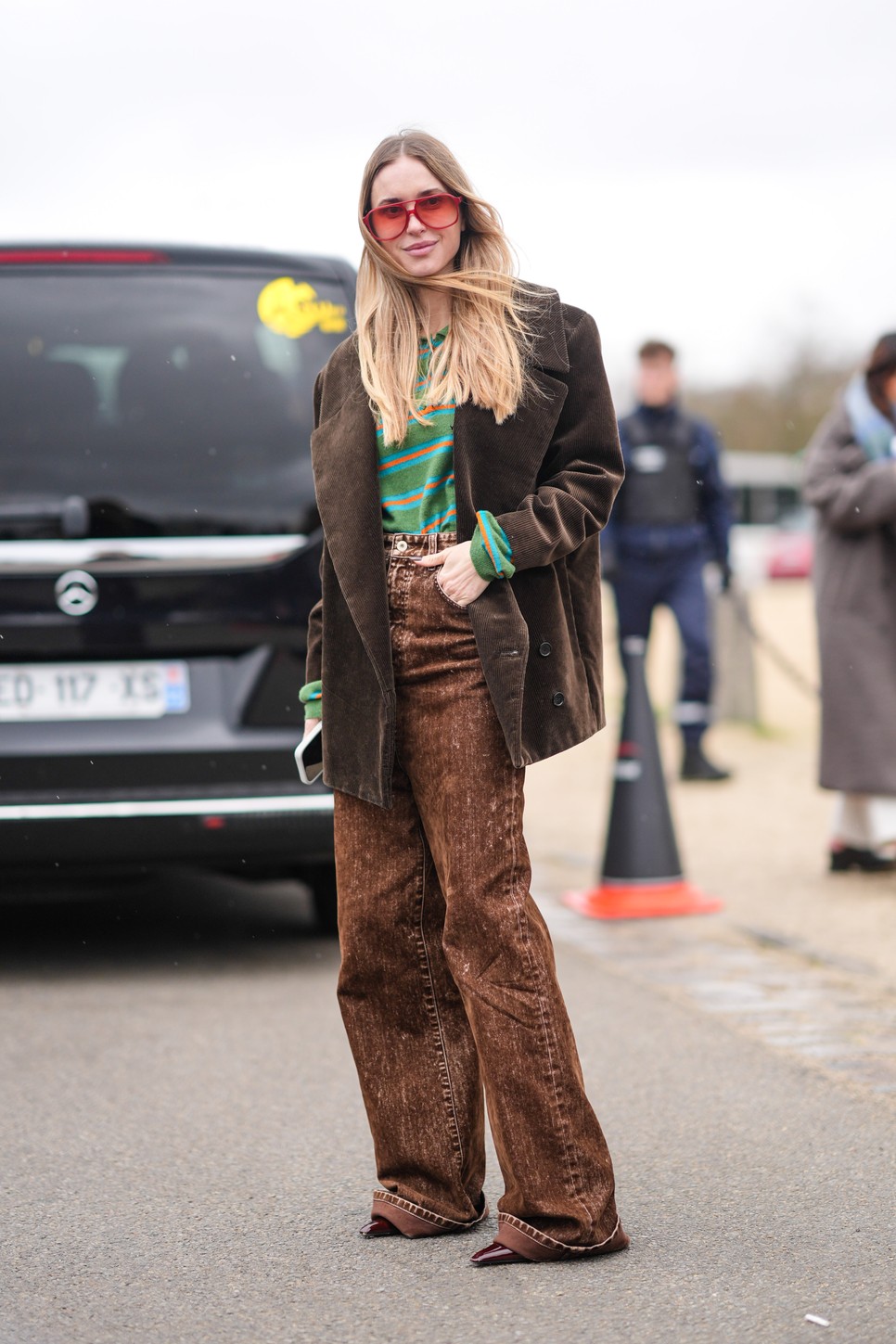 A barna farmerek remekül mutathatnak egy csipetnyi színes árnyalattal is