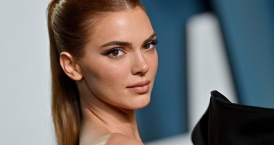 Kendall Jenner meztelenül, karácsonyi égőkbe tekerve pózol új kampányában