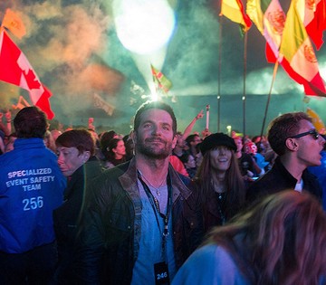 Nem rossz az a buli, ahol Bradley Coppert lehet kiszúrni a tömegben.